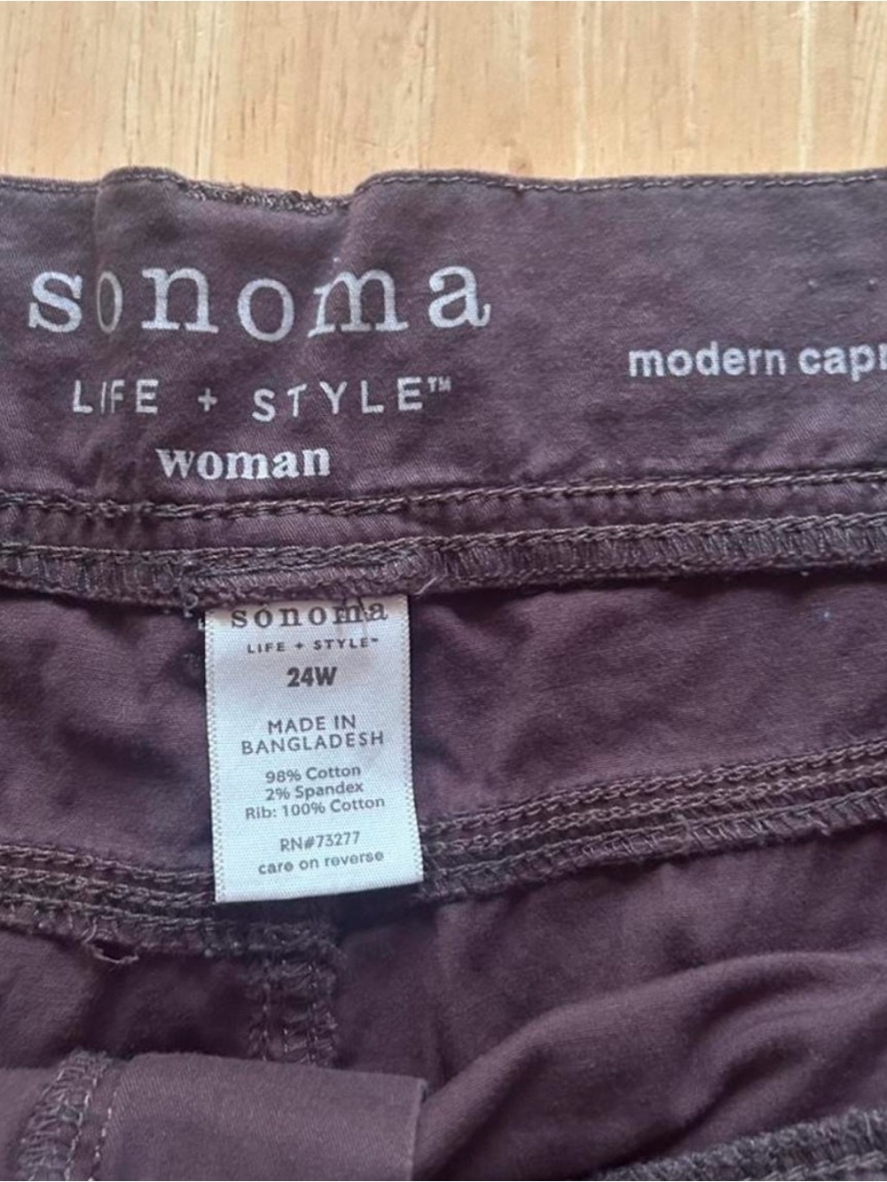 Sonoma Brown Women's Capri Pants Flat Front Stretch Pockets Zip/Button S: 24W - Picture 2 of 3